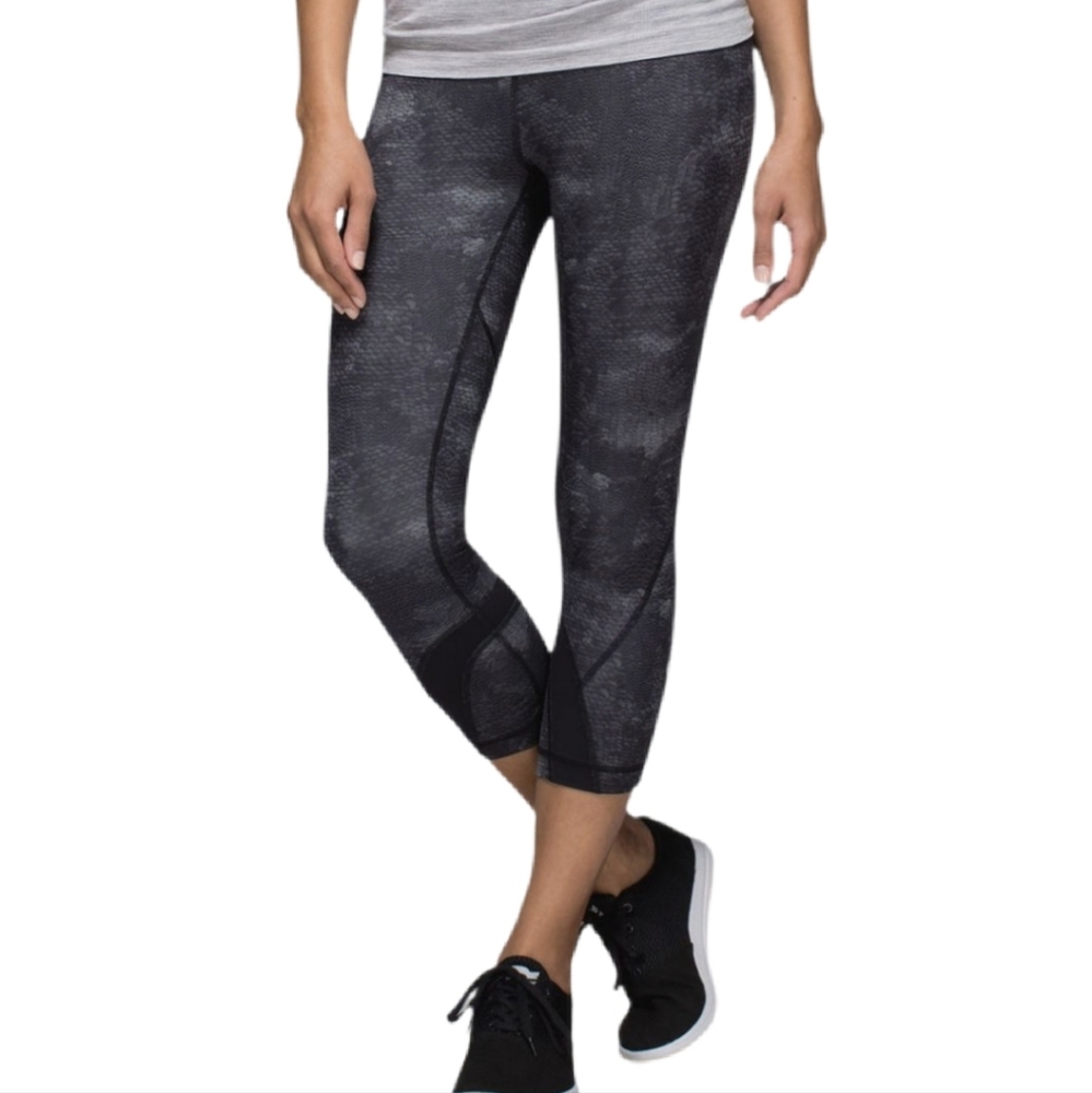 Lululemon Women's Inspire Crop II Sequin Snake Slate Black Leggings‎ Size 4